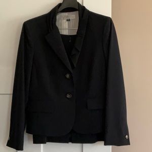 Tahari women’s skirt suit, dark blue, size 10Pdetail on the lapel, pencil skirt